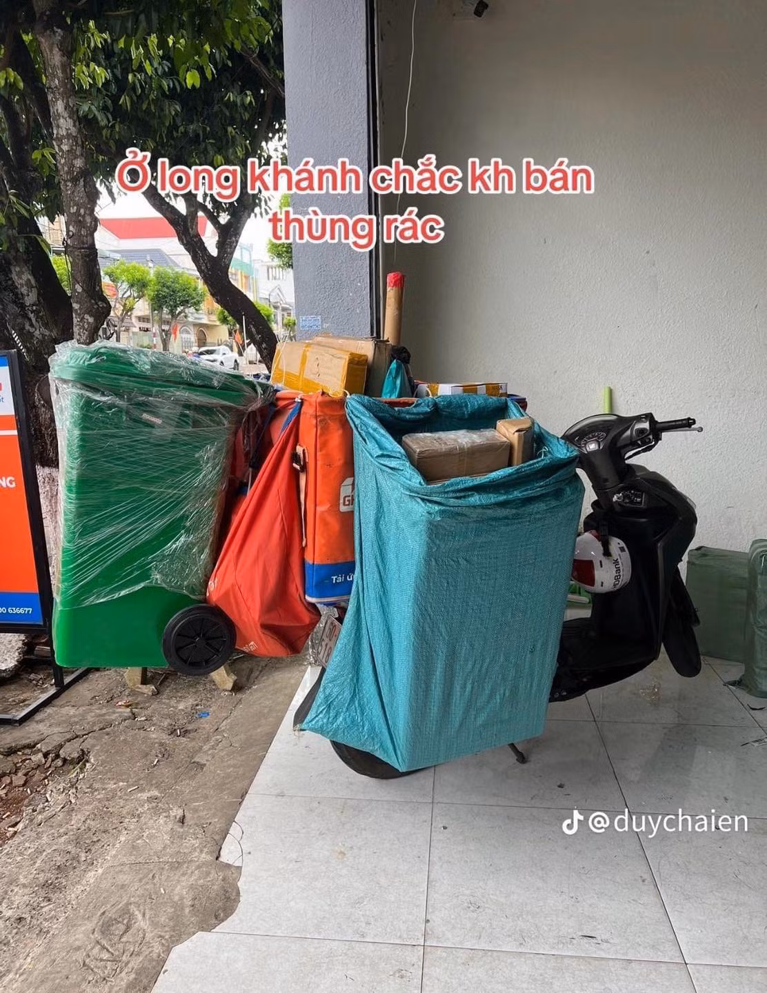 Một trong những món hàng cồng kềnh và chàng shipper phải méo mặt vận chuyển chính là thùng rác cỡ lớn. Món hàng này khiến netizen khó hiểu và thật sự không ai nghĩ đến có người lại đặt hàng online.