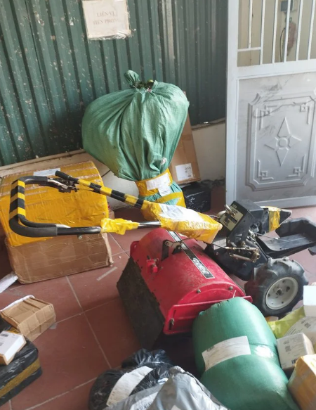 Liên hệ với nhân viên giao hàng của đơn vị này thì được biết, đơn hàng này có giá trị 1,4 triệu đồng, cùng với đó là 560k tiền phí vận chuyển do kích thước quá to. Lúc mới nhận đơn, nhân viên này cũng vô cùng bất ngờ trước món hàng độc đáo cuối năm. Ảnh: Tổng hợp