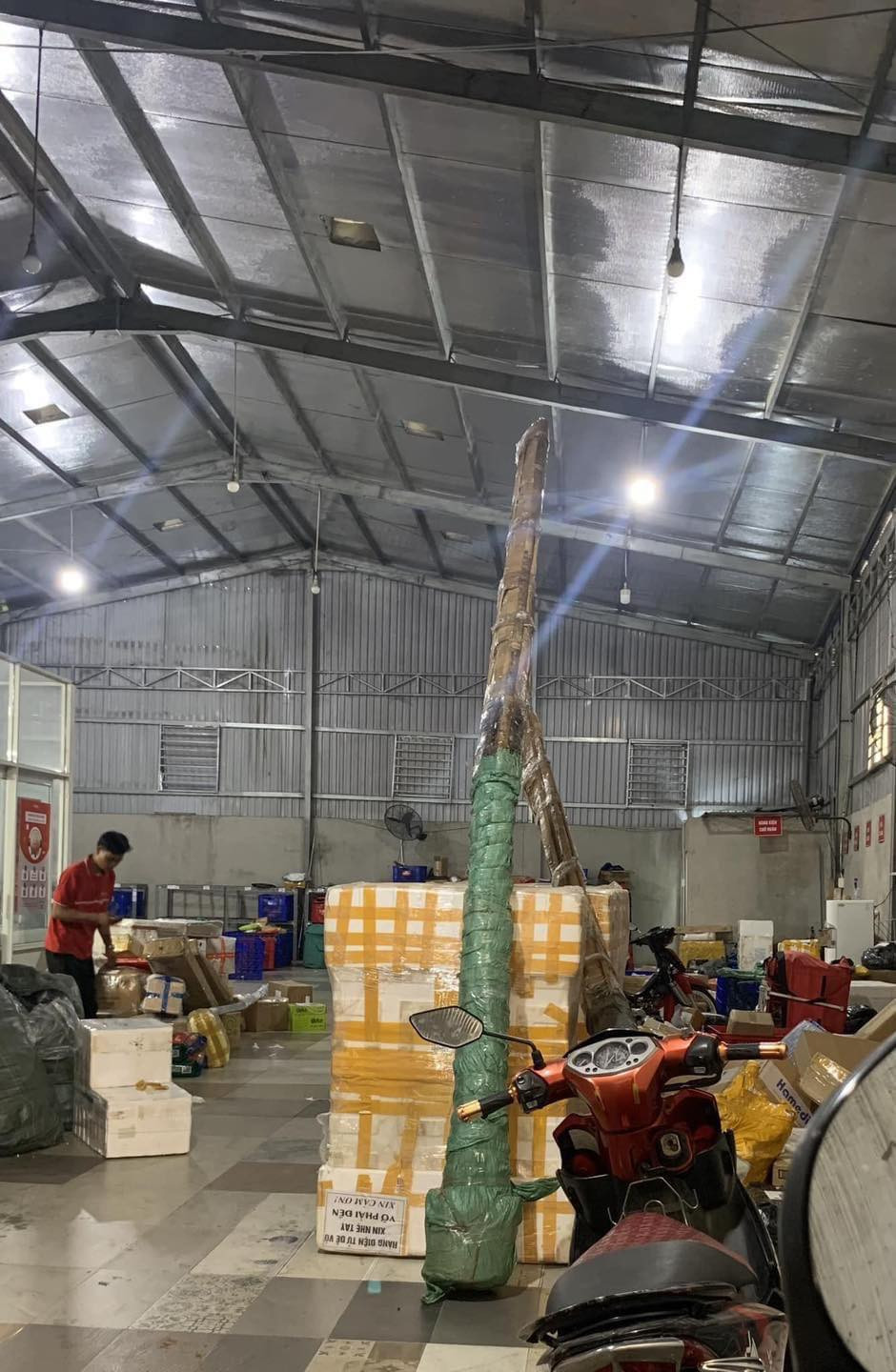 Không chỉ có bom hàng, hủy đơn hay hàng thực tế khác xa trên mạng mà còn có những trường hợp ''bất ổn'' khác khiến ai nghe xong cũng phải bật cười.