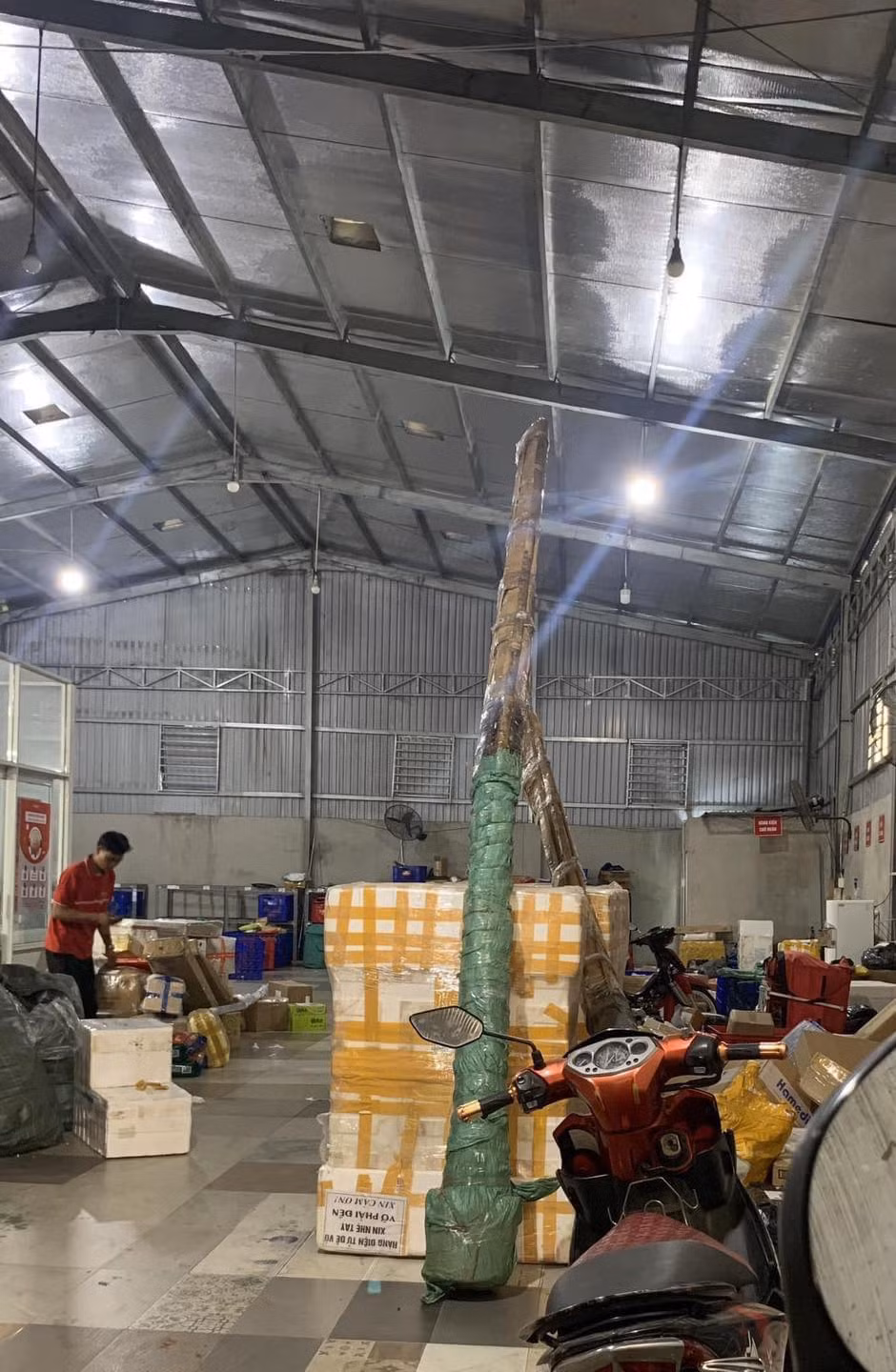 Không chỉ có bom hàng, hủy đơn hay hàng thực tế khác xa trên mạng mà còn có những trường hợp ''bất ổn'' khác khiến ai nghe xong cũng phải bật cười.