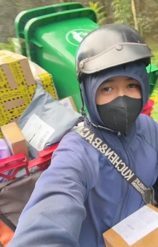 Anh chàng shipper chở hàng cồng kềnh với món hàng bá đạo này nhanh chóng thu hút sự chú ý.