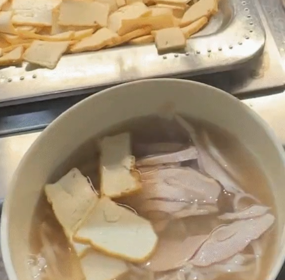 Cụ thể, Jenny chia sẻ sợi phở có phần hơi dày, topping ăn kèm bao gồm đậu phụ, thịt, hành khô, rau thơm và bánh quẩy. Về hình thức thì cũng rất ổn, tuy nhiên khi ăn vào nước lèo nhạt như nước luộc gà, bánh phở dai và gà hơi khô . Tổng kết cô nàng chấm 2/10 điểm.