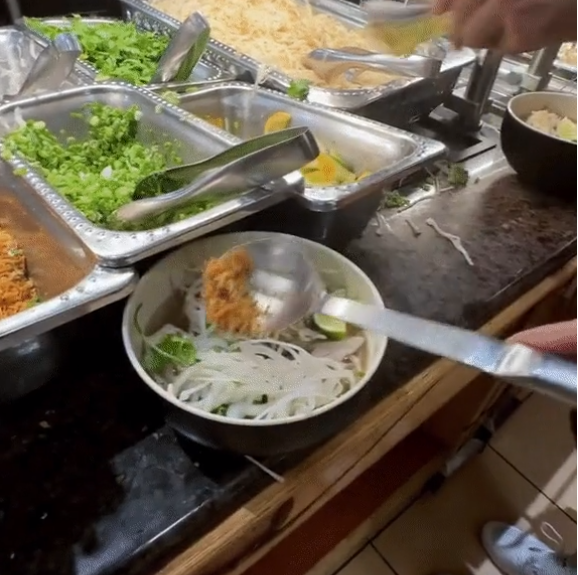 Trong 1 vlog mới nhất của mình, Youtuber Jenny Huỳnh lần đầu tiên ăn thử phở ở Đại học Mỹ vì quá nhớ mùi vị quê hương Việt Nam. Nhưng xem xong đoạn review và cái kết ai cũng bật cười.