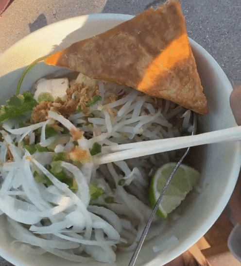 Đây không phải lần đầu Jenny Huỳnh review đồ ăn ở Đại học Stanford, sau cũng cô nàng vẫn nhận xét đồ ăn Việt ngon hơn nhiều.