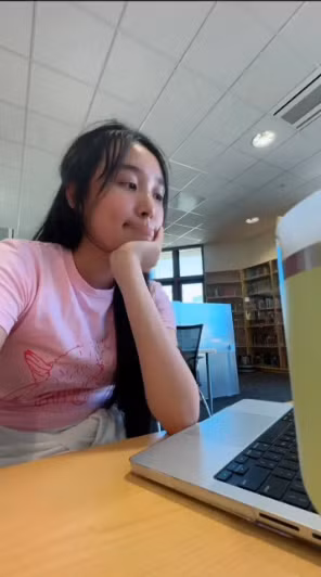 Hồi tháng 4 vừa qua, Jenny Huỳnh đã thông báo trúng tuyển vào Đại học Stanford (Mỹ) - ngôi trường xếp thứ 5 theo BXH QS World University Rankings 2024 và đứng thứ 3 theo BXH Times Higher Education 2024 về những trường đại học trường đại học tốt nhất thế giới.