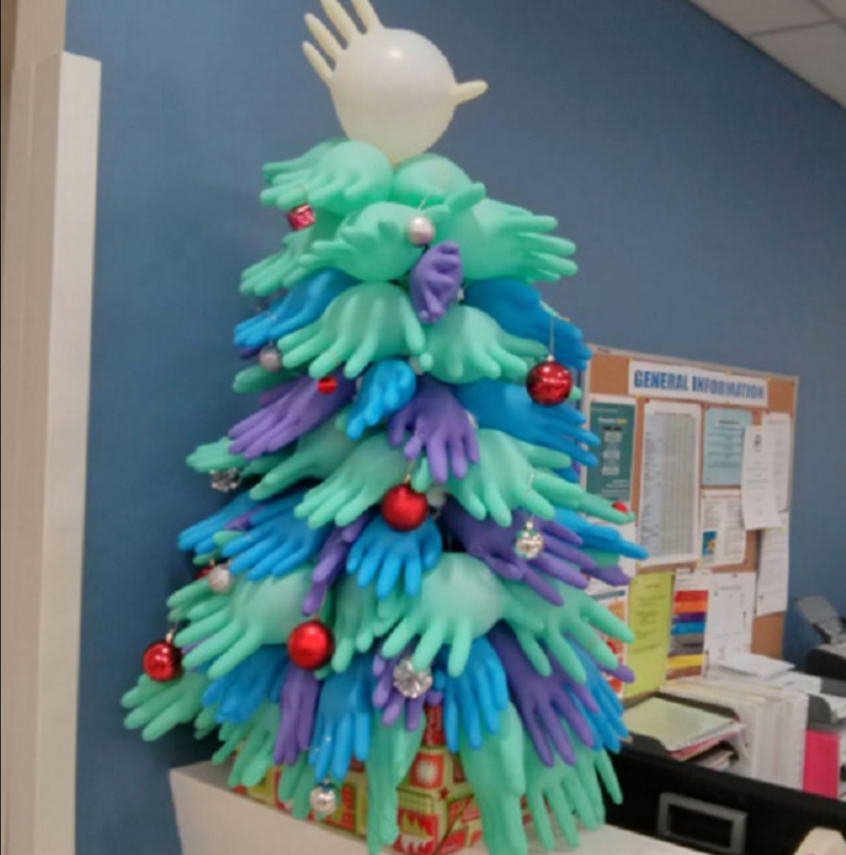 Ngoài những cây thông được đầu tư công phu như trên, nhiều "thánh lầy" lại được dịp khoe những cây thông Noel quái dị không giống ai. Khó mà tưởng tượng được những chiếc găng tay cao su dùng để cọ toilet cũng có thể "đổi đời" để trở thành cây thông Noel.