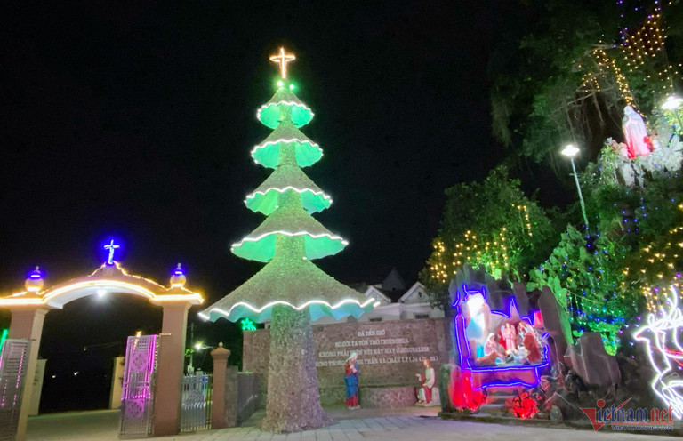 Mới đây nhất là hình ảnh cây thông Noel độc đáo từ hàng triệu vỏ ốc ở Nghệ An. Ảnh: Vietnamnet