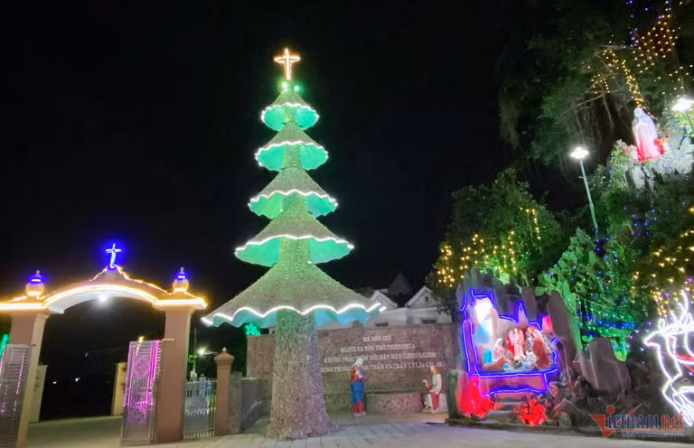 Mới đây nhất là hình ảnh cây thông Noel độc đáo từ hàng triệu vỏ ốc ở Nghệ An. Ảnh: Vietnamnet