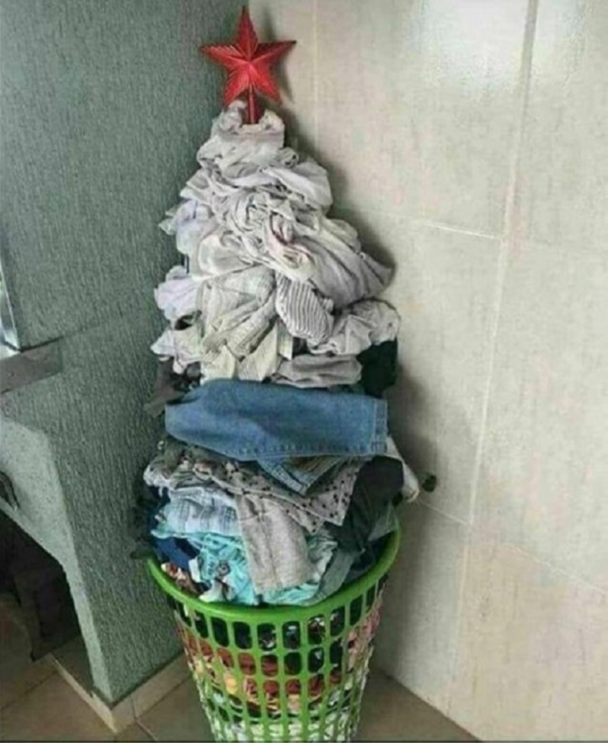 Những cây thông tự chế từ quần áo là hình ảnh quen thuộc của mỗi gia đình.