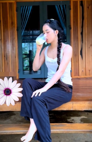 Trong suốt thời gian tham gia nền tảng TikTok, nàng "sơn nữ Ba Na" cũng nhiều lần bị ném đá vì những hình cảm bị đánh giá là phản cảm xuất hiện trong các video của mình.