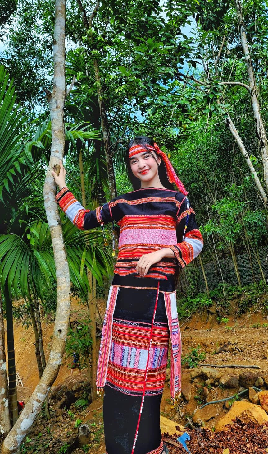 Nếu là tín đồ TikTok, chắc hẳn nhiều người sẽ không còn lạ lẫm với "thiếu nữ Ba Na" Yona Cươn. Cô tên thật Đinh Thị Cươn (sinh năm 2004, Bình Định), người dân tộc Ba Na.