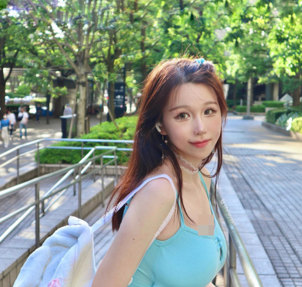 Nhờ có thân hình đồng hồ cát siêu bắt mắt, dù diện bất cứ trang phục nào, hot girl cosplay này cũng có thể gây chú ý.