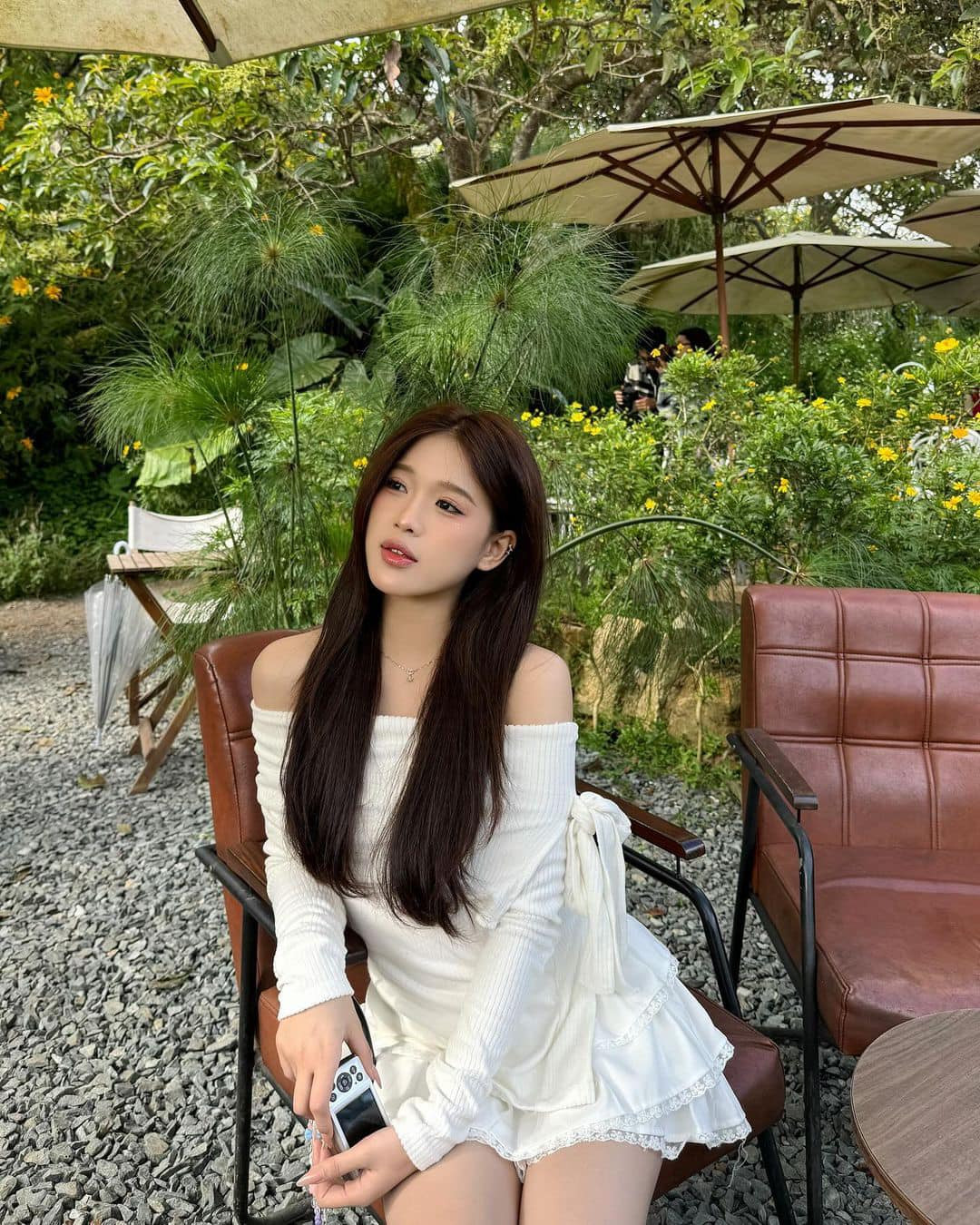 Sau đó cặp đôi rộ thông tin chia tay, chàng trai vướng phải ồn ào có người thứ ba, tuy nhiên Nguyễn Thành đã lên tiếng khẳng định đây là thông tin sai sự thật.