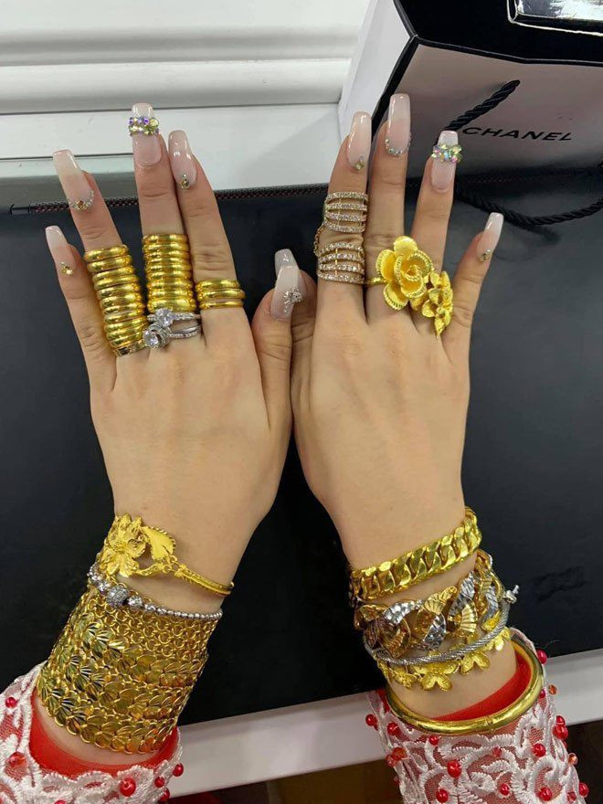 Cô nàng đeo 11 chiếc vòng vàng bản to ở hai cổ tay, 27 nhẫn vàng – 2 nhẫn kim cương tại các ngón tay và 5 kiềng vàng ở cổ.
