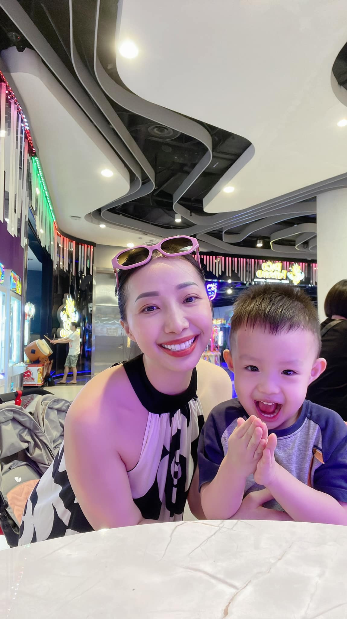 Sau 6 năm kể từ đám cưới khủng đó, hiện tại cô dâu đeo vàng trĩu cổ năm nào có cuộc hôn nhân viên mãn. Năm 2020, Cẩm Duyên và chồng ngoại quốc hạnh phúc chào đón con trai đầu lòng. 2 năm sau, cô lần nữa đón chào cô công chúa nhỏ.