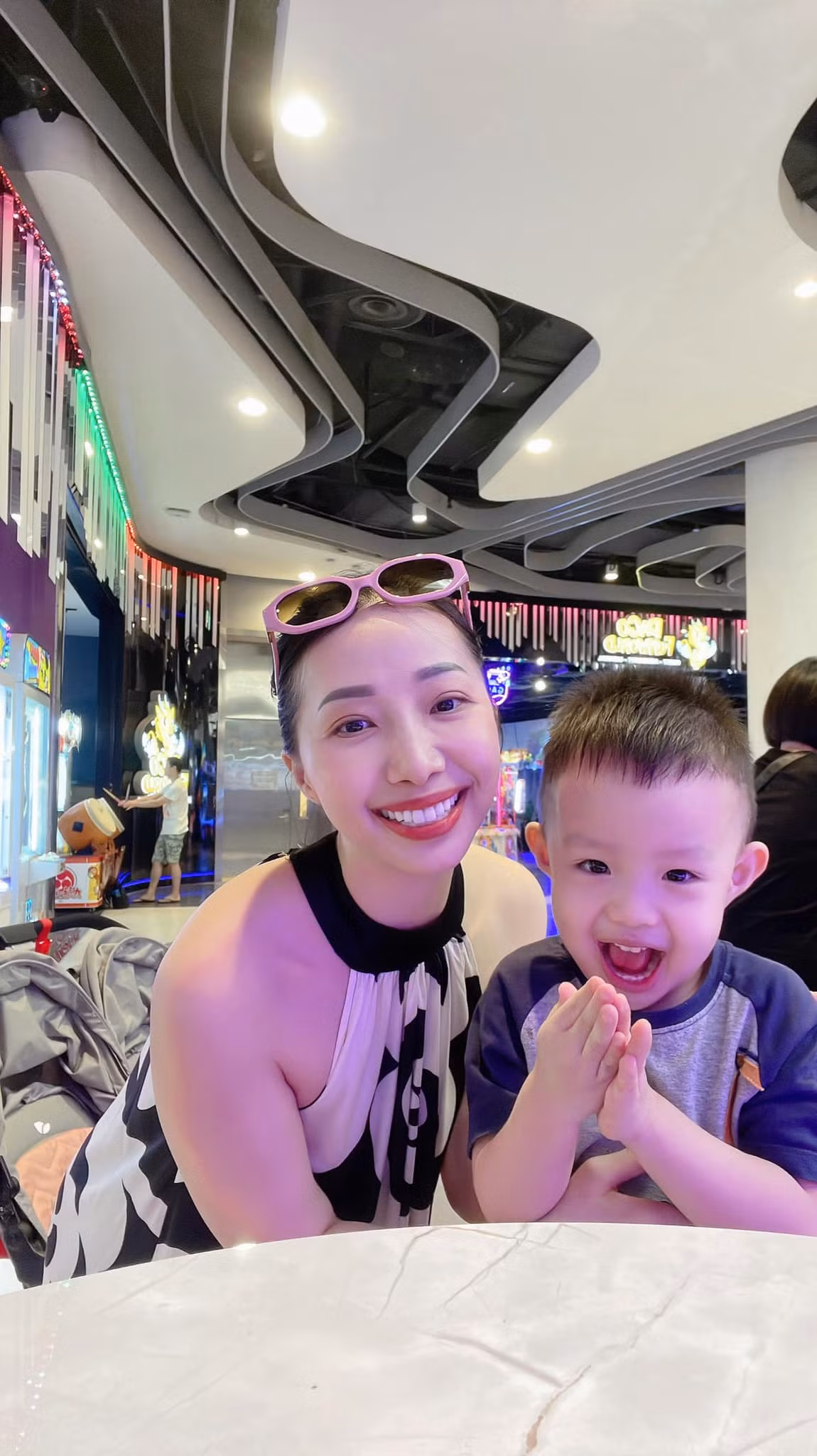 Sau 6 năm kể từ đám cưới khủng đó, hiện tại cô dâu đeo vàng trĩu cổ năm nào có cuộc hôn nhân viên mãn. Năm 2020, Cẩm Duyên và chồng ngoại quốc hạnh phúc chào đón con trai đầu lòng. 2 năm sau, cô lần nữa đón chào cô công chúa nhỏ.