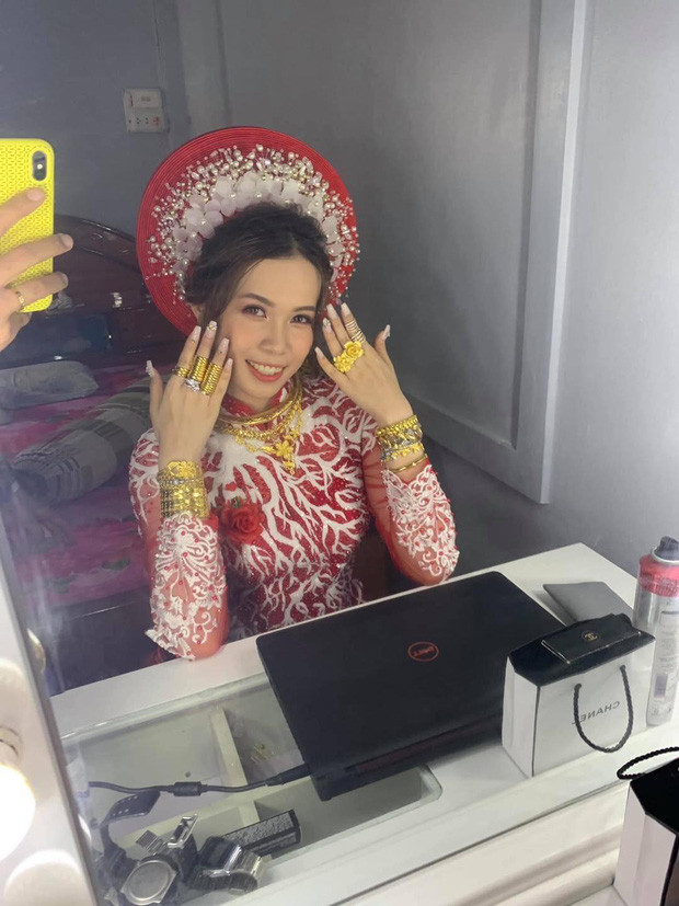 Về số quà cưới “siêu khủng”, cô gái Gen Z cho biết, đó chỉ là một phần mà cô nhận được trong lễ thành hôn. Thực tế cô được gia đình và họ hàng hai bên trao khoảng 10 cây vàng 24k, 10 cây vàng 18k, một bộ bạch kim và một bộ kim cương.