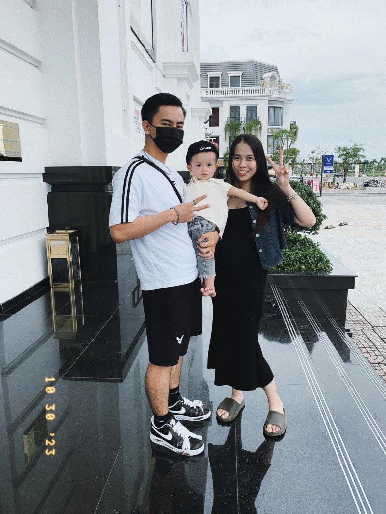 Hiện Vân Anh sinh sống cùng gia đình chồng tại Kiên Giang. Cặp đôi mở một tiệm vàng, chuyên bán trang sức vàng, bạc và đá quý. Ảnh: Tổng hợp