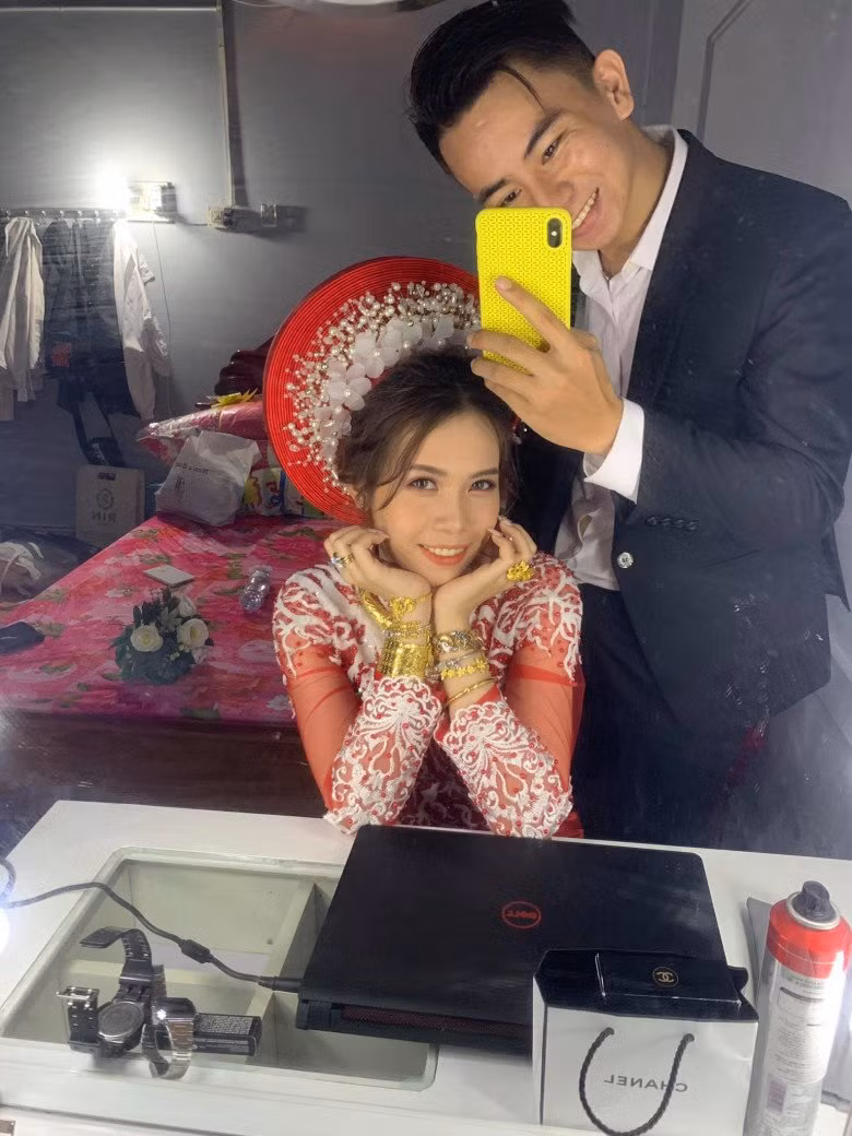 Năm 2021, dư luận choáng ngợp trước hình ảnh cô dâu đeo vàng kín 2 cổ tay, các ngón tay và cổ. Nhân vật chính này là Lê Thị Vân Anh (SN 1999, quê Cà Mau). Khi ấy cô nàng cho biết đám cưới đã diễn ra từ năm 2019 nhưng không hiểu sao lại được cộng đồng mạng “đào lại”.