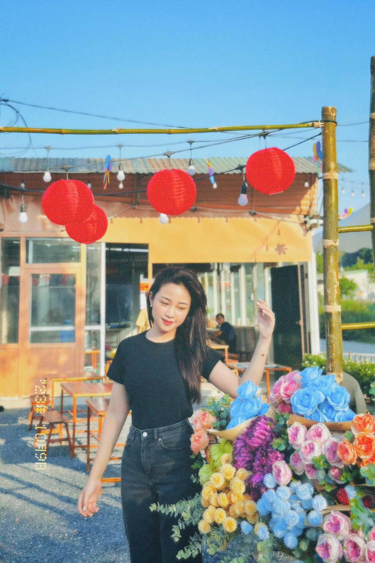 Vợ chồng chàng cầu thủ mua đất làm nhà, tậu Mercedes có giá hơn 2 tỷ tặng vợ. Ngoài công việc ở đội bóng, Phan Văn Đức và vợ Võ Nhật Linh cũng đầu tư xây dựng một khách sạn ở Cửa Lò,...Ảnh: FBNV