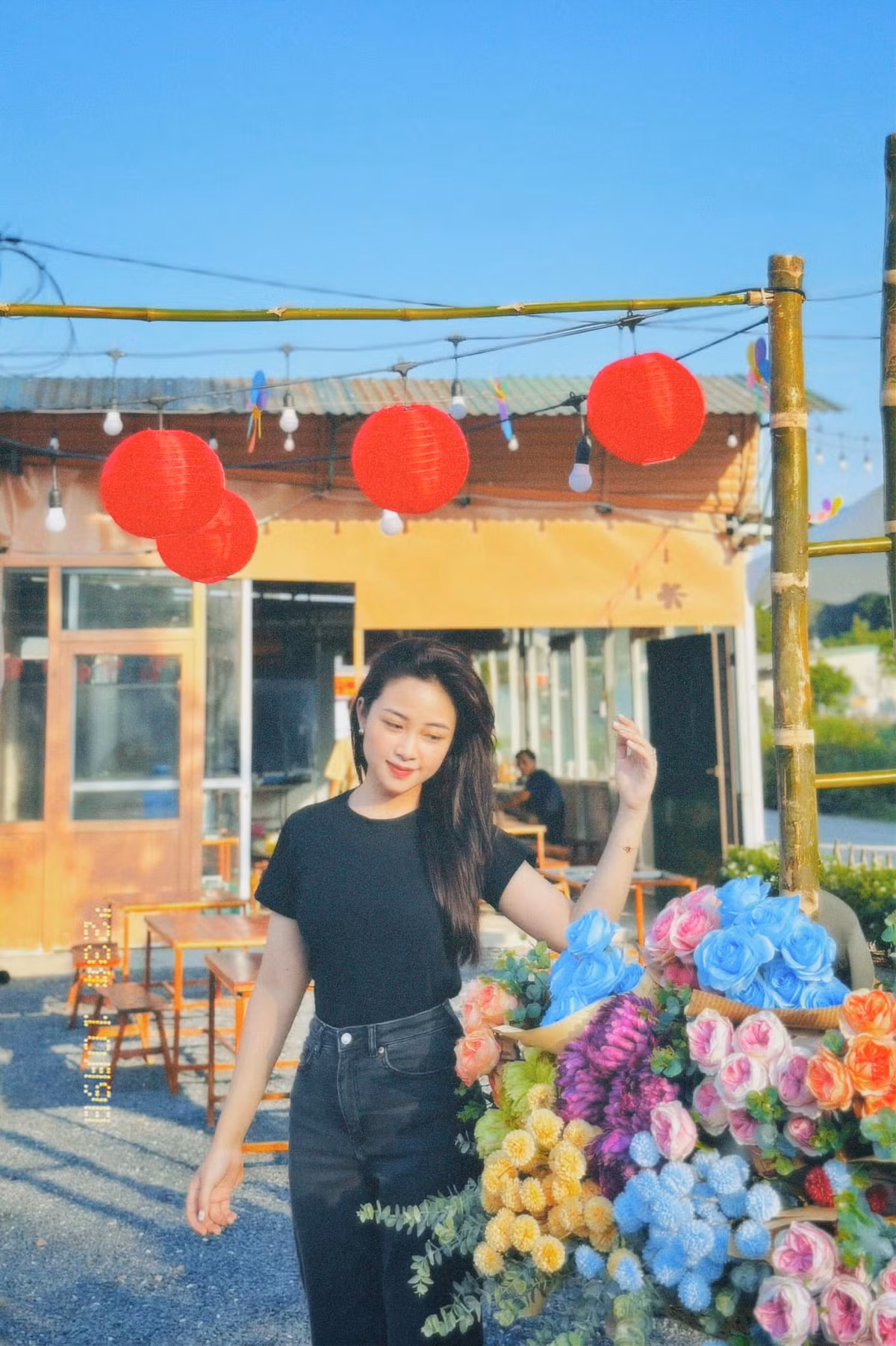 Vợ chồng chàng cầu thủ mua đất làm nhà, tậu Mercedes có giá hơn 2 tỷ tặng vợ. Ngoài công việc ở đội bóng, Phan Văn Đức và vợ Võ Nhật Linh cũng đầu tư xây dựng một khách sạn ở Cửa Lò,...Ảnh: FBNV