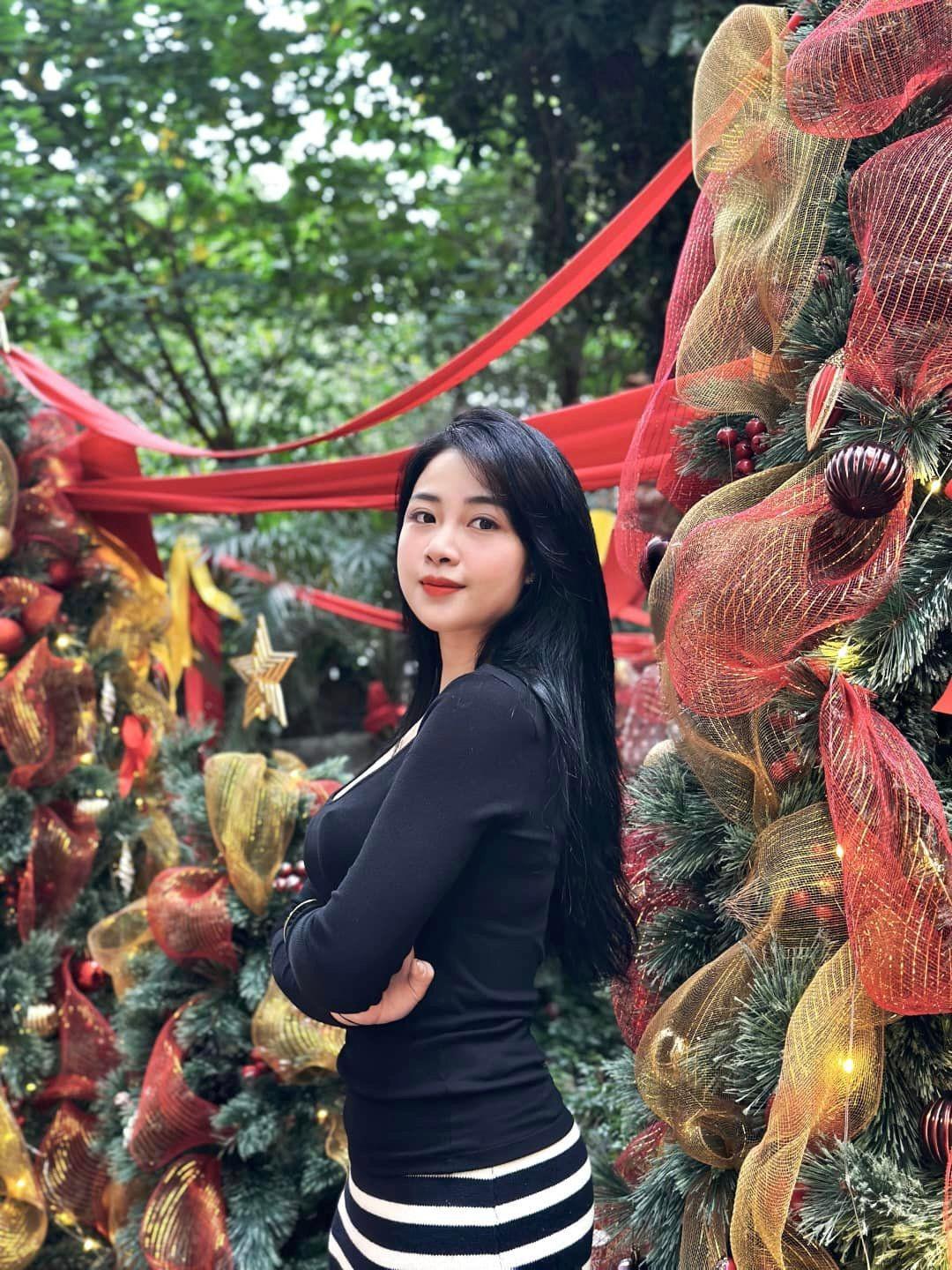 Võ Nhật Linh ăn mặc đơn giản khi diện một chiếc áo thun khoét cổ sâu lấp ló vòng 1 quyến rũ kết hợp với chân váy dài.