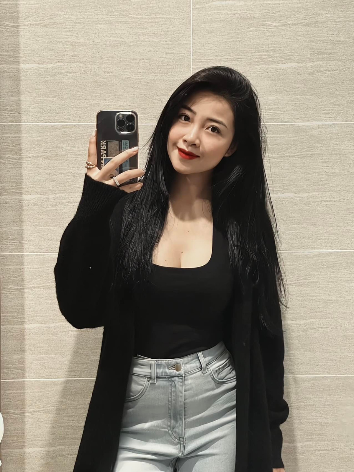 Dù đã là mẹ hai con nhưng nàng WAG Nhật Linh vẫn vô cùng xinh đẹp, cùng vóc dáng nuột nà.