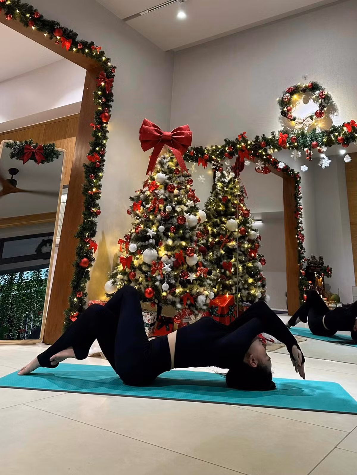 Động tác yoga mà nàng WAG thực hiện dường như đã làm tôn lên vóc dáng thon gọn, đường cong quyến rũ của mình.