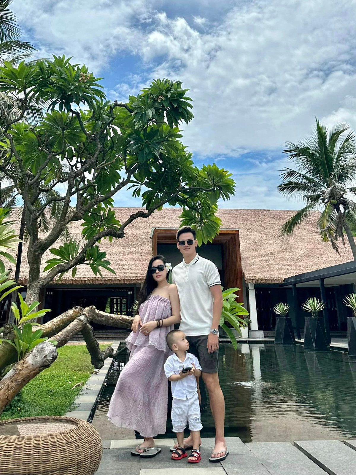 Kể từ khi về chung một nhà với chồng cầu thủ, Phạm Thị Hiếu ít tham gia các buổi tiệc tùng và hiếm khi đi chơi với bạn bè.