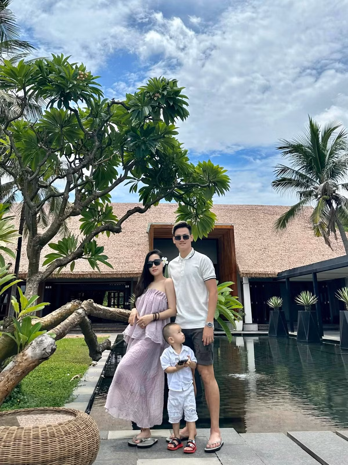 Kể từ khi về chung một nhà với chồng cầu thủ, Phạm Thị Hiếu ít tham gia các buổi tiệc tùng và hiếm khi đi chơi với bạn bè.