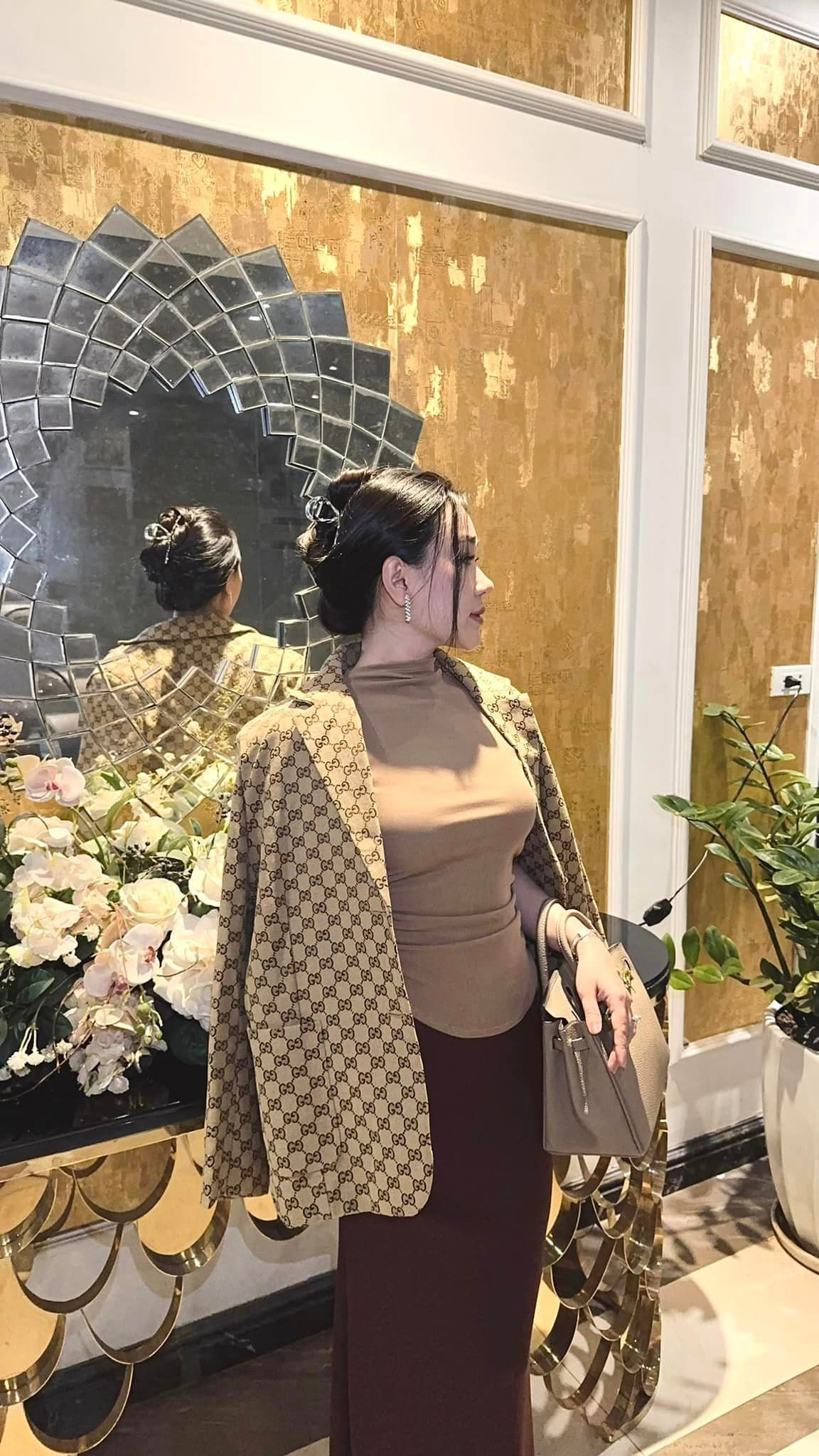 Ngay sau sinh Phạm Thị Hiếu đã lấy lại vóc dáng thời con gái. Biết được điểm mạnh trên cơ thể của mình nên cô cũng thường chọn những trang phục giúp tôn lên đường cong cơ thể.