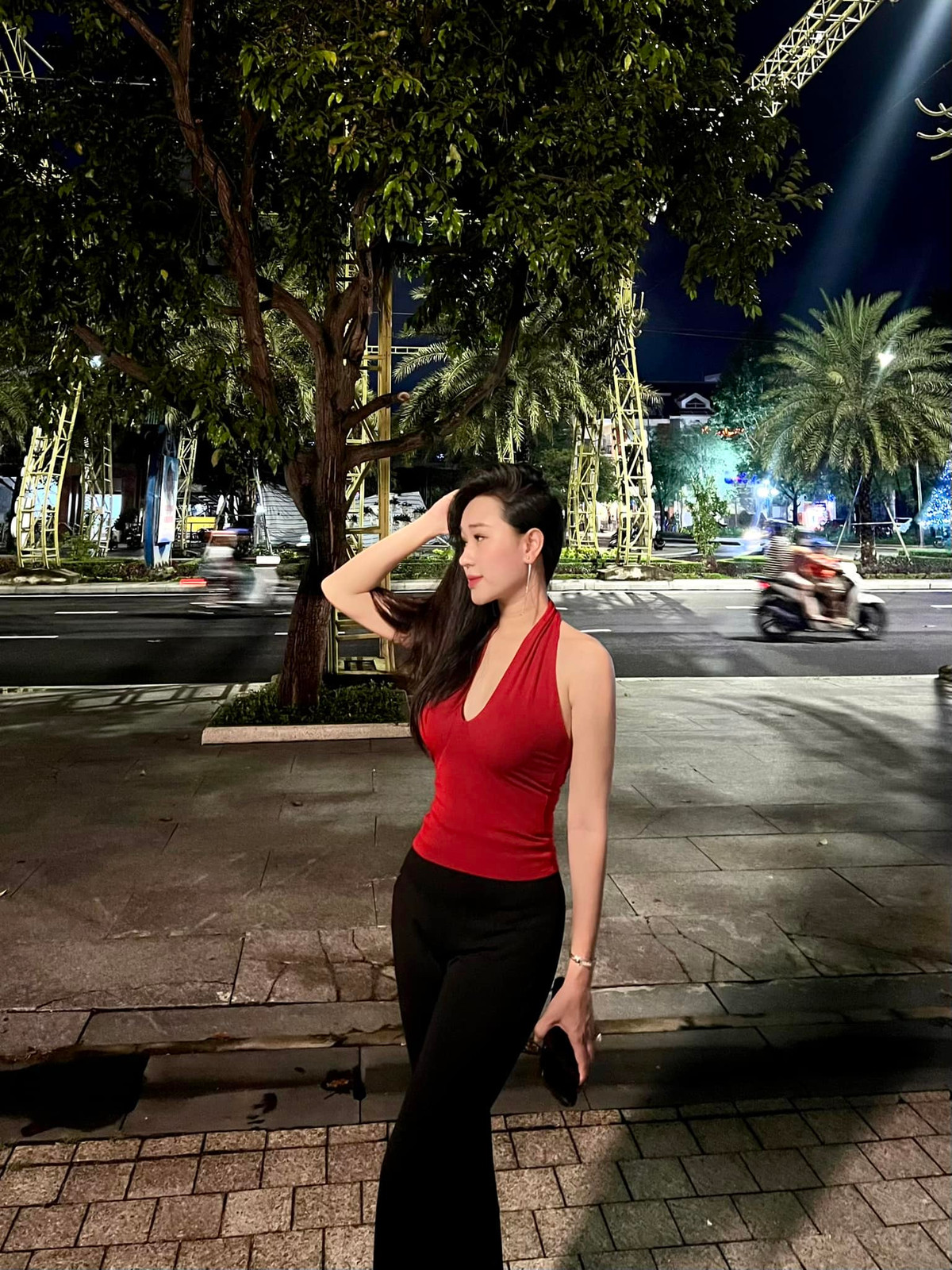 Dù có chồng là tuyển thủ nổi tiếng thu nhập thuộc dạng cao ở V.League nhưng Phạm Thị Hiếu - vợ của hậu vệ Hồ Tấn Tài không phụ thuộc vào chồng mà cũng có sự nghiệp riêng.