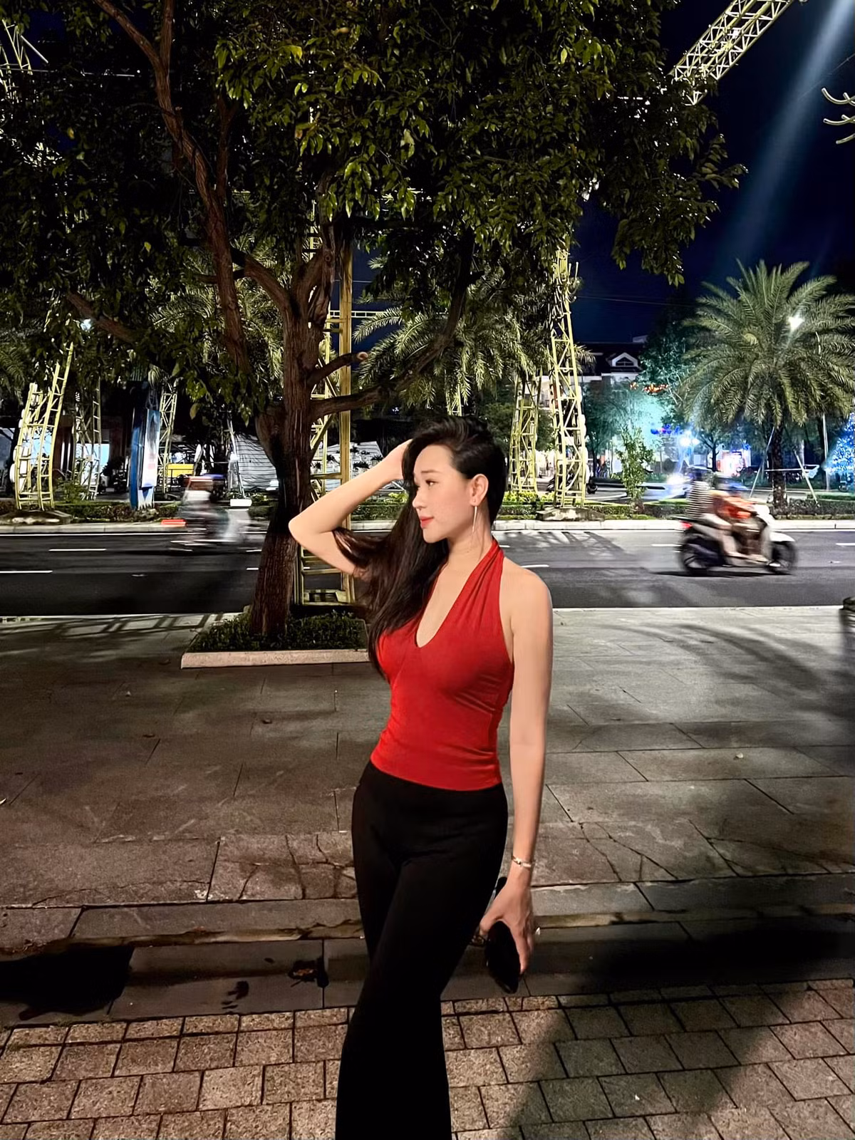 Dù có chồng là tuyển thủ nổi tiếng thu nhập thuộc dạng cao ở V.League nhưng Phạm Thị Hiếu - vợ của hậu vệ Hồ Tấn Tài không phụ thuộc vào chồng mà cũng có sự nghiệp riêng.