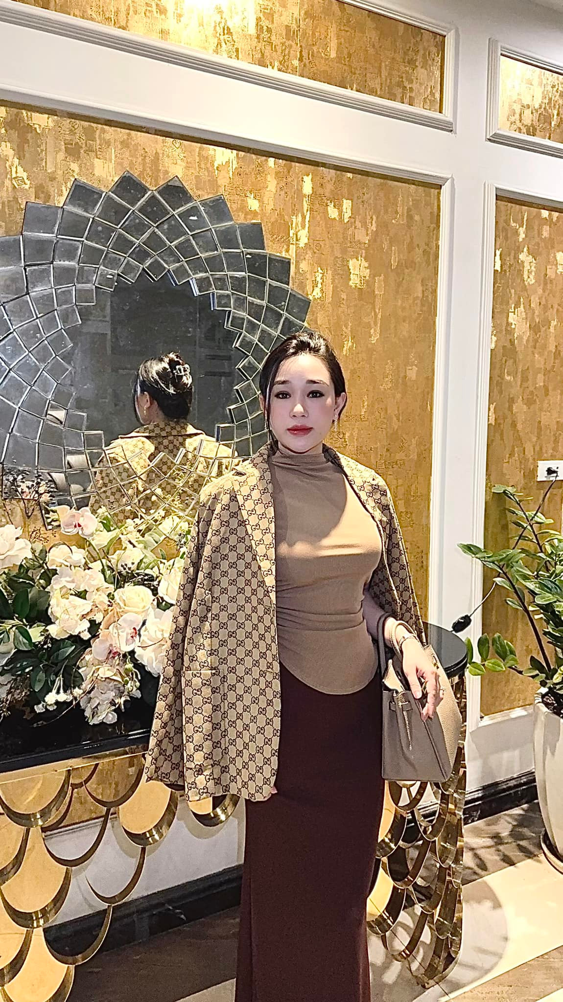 Mới đây vợ hậu vệ Hồ Tấn Tài chia sẻ hình ảnh đang luyện tập yoga và nhanh chóng thu hút sự chú ý nhờ vóc dáng đẹp.