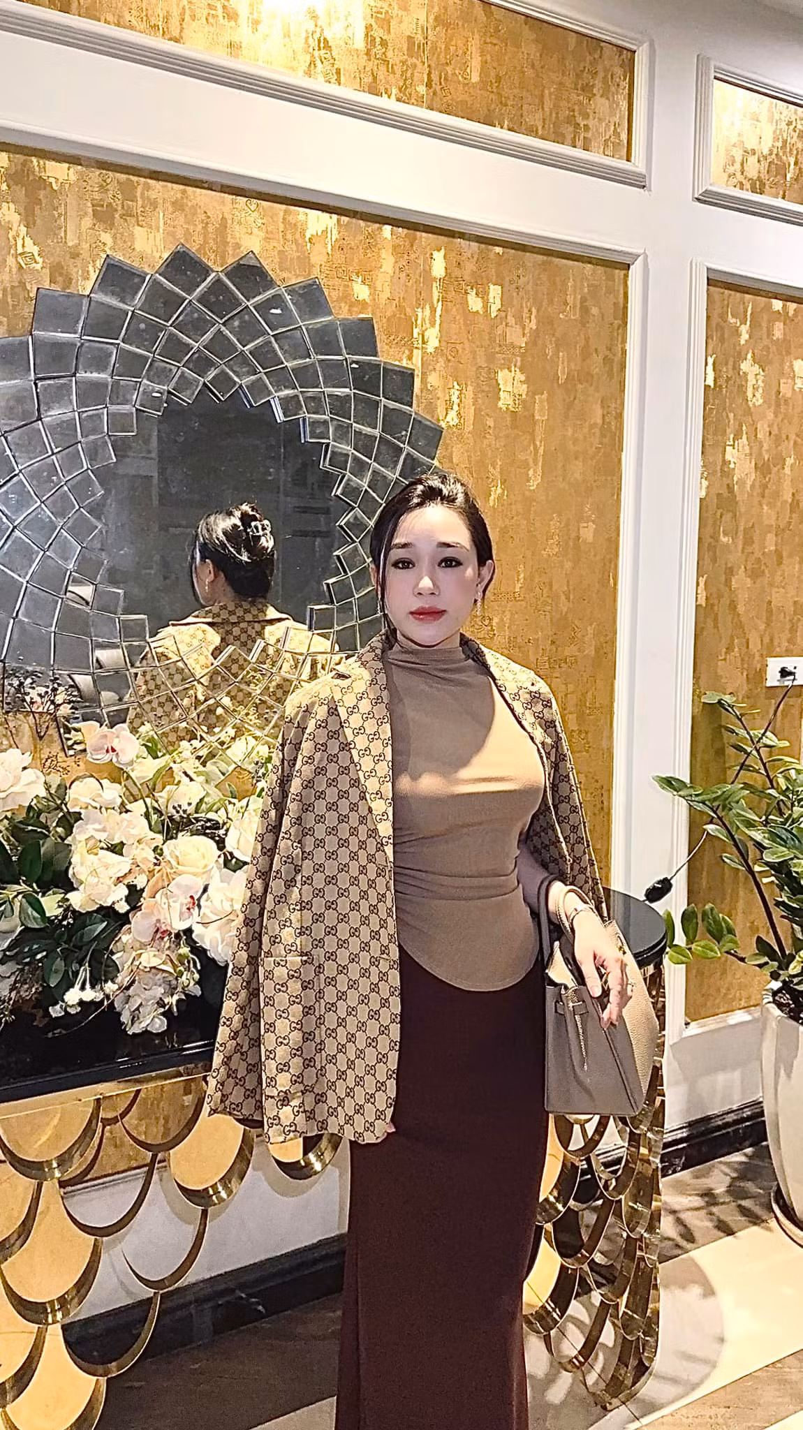 Mới đây vợ hậu vệ Hồ Tấn Tài chia sẻ hình ảnh đang luyện tập yoga và nhanh chóng thu hút sự chú ý nhờ vóc dáng đẹp.