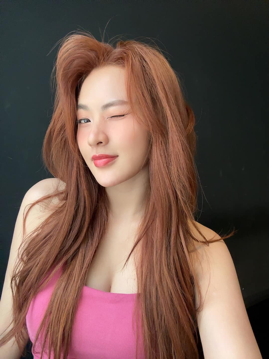 Minh Trang có làn da trắng mịn màng không tì vết, cô nàng được nhiều vai diễn nàng thơ cũng nhờ vảo vẻ đẹp mộng mơ này.