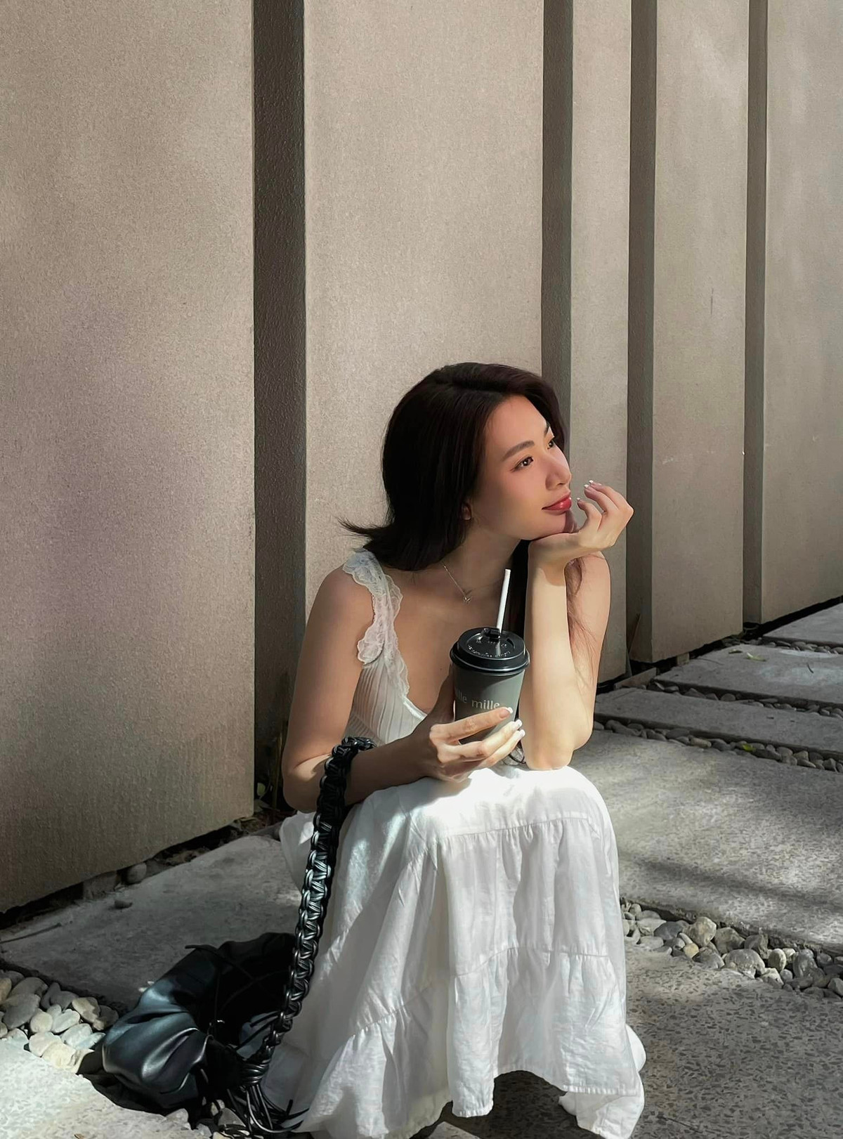 Theo đó, cô gái trong bức ảnh có nhan sắc xinh đẹp này chính là nữ diễn viên trẻ, hot girl Hà thành Nguyễn Minh Trang.