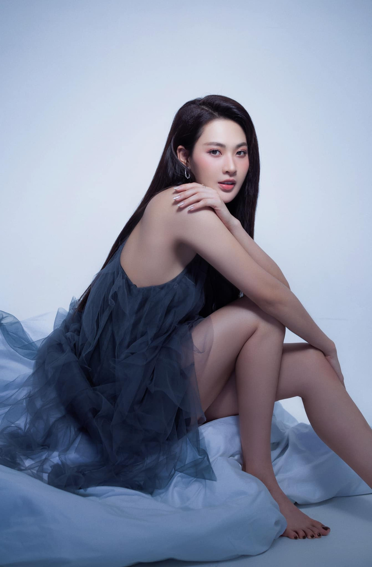 Minh Trang sở hữu hình thể khá chuẩn, có một điểm làm bao người ao ước đó chính là chiếc eo nhỏ nhắn siêu thực.