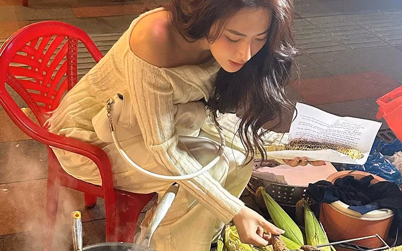 Mới đây, bức ảnh của một gái xinh ngồi nướng khoai ven đường nhận được nhiều sự chú ý của người hâm mộ.