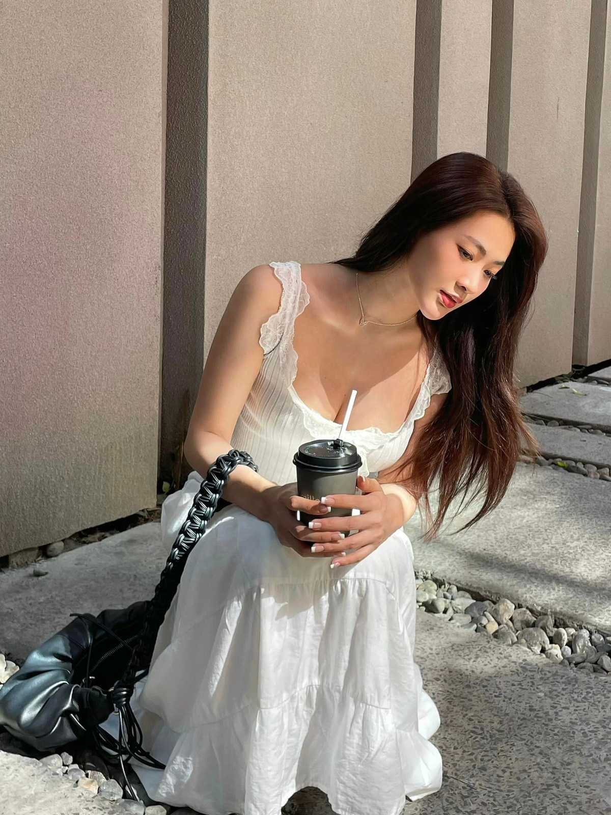 Trong hình ảnh, cô gái xinh đẹp ngọt ngào như một nàng thơ khi nướng khoai.