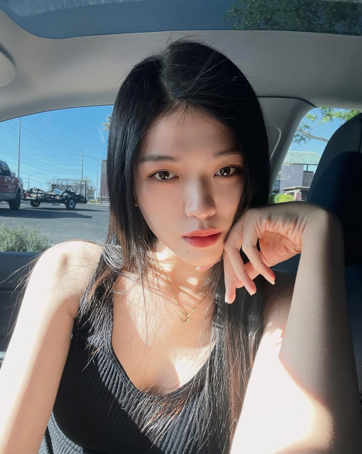 Bố mẹ chính là người đồng hành, chăm sóc cho người đẹp SN 2001 trong khoảng thời gian cô sang Thái Lan phẫu thuật chuyển giới