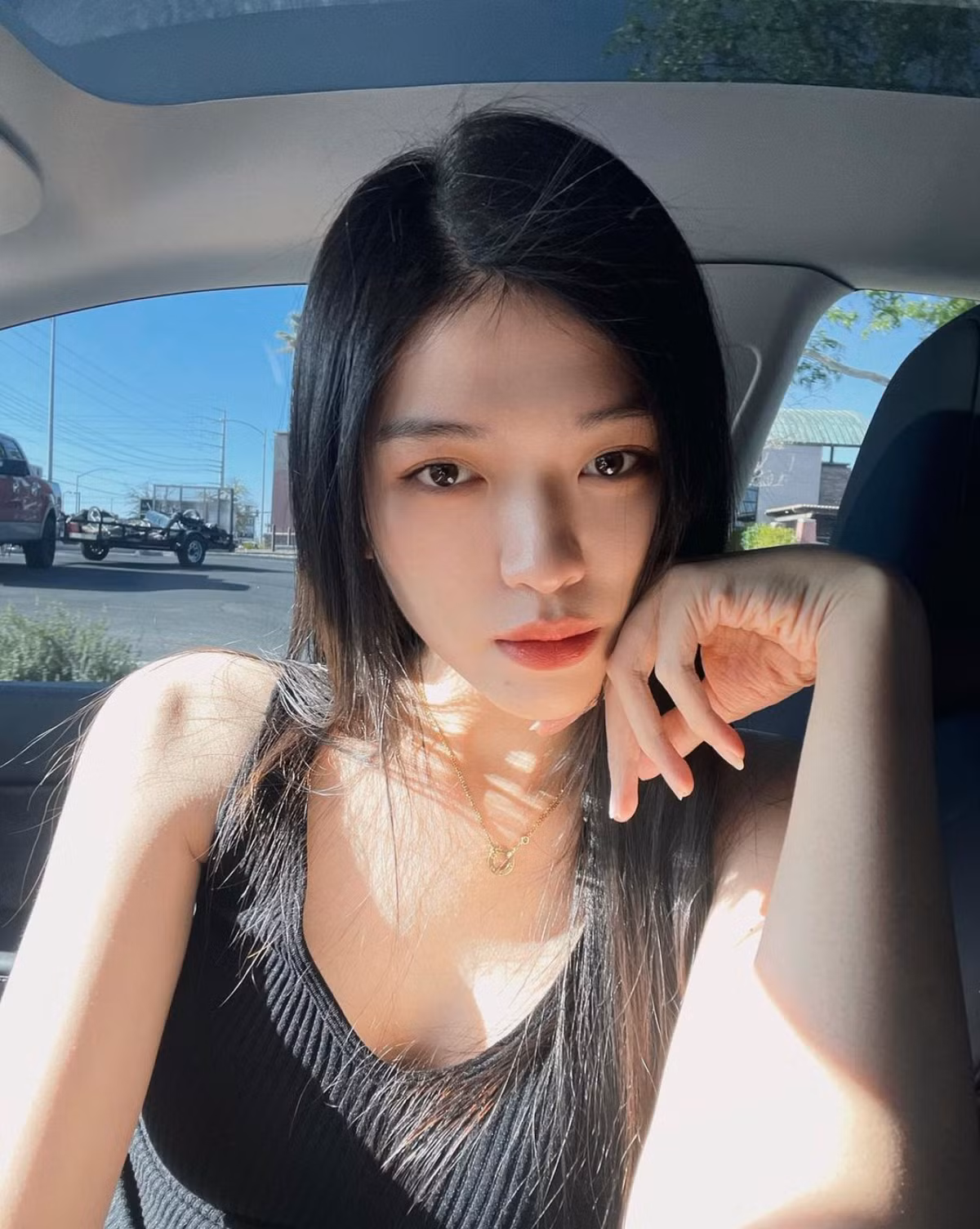 Bố mẹ chính là người đồng hành, chăm sóc cho người đẹp SN 2001 trong khoảng thời gian cô sang Thái Lan phẫu thuật chuyển giới