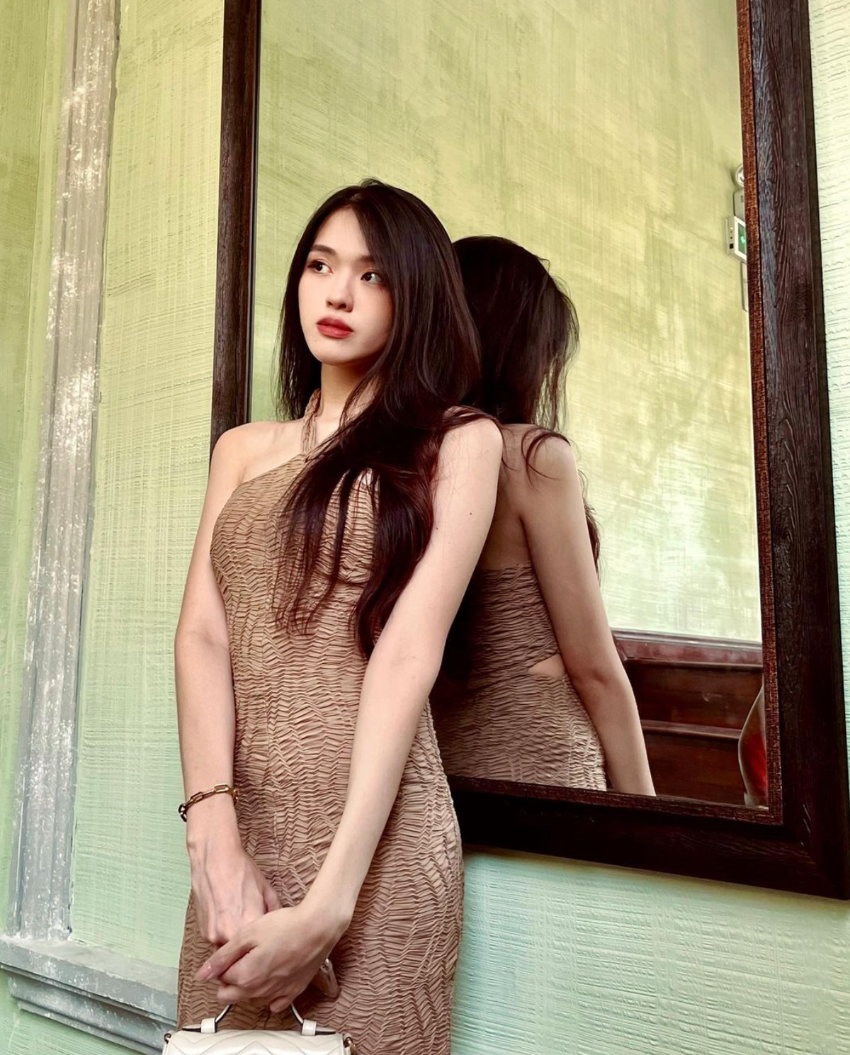 Quincy Lê được khán giả biết đến là thí sinh thuộc đội huấn luyện viên Quỳnh Châu trong chương trình "Đại sứ hoàn mỹ 2023". Trước đó, cô sinh sống và học tập tại Mỹ cùng gia đình.