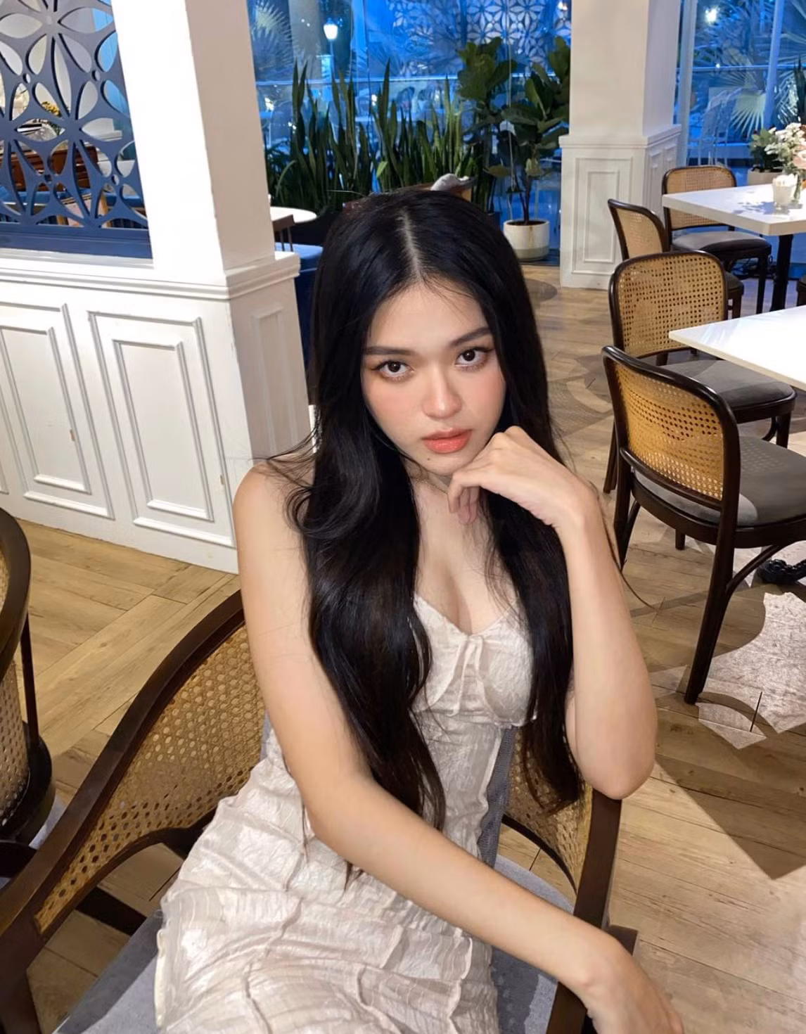 Người đẹp dành thời gian tận hưởng cuộc sống, quyết tâm theo đuổi con đường bản thân đã chọn.