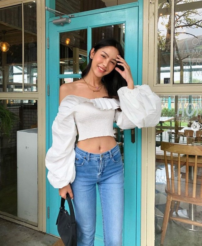 Thanchaya Inprasert còn có đặc điểm cơ thể mọi cô gái đều ao ước, đó là vòng eo với đường rãnh bụng sâu hun hút cùng cơ bụng số 11 đẹp mê mải.