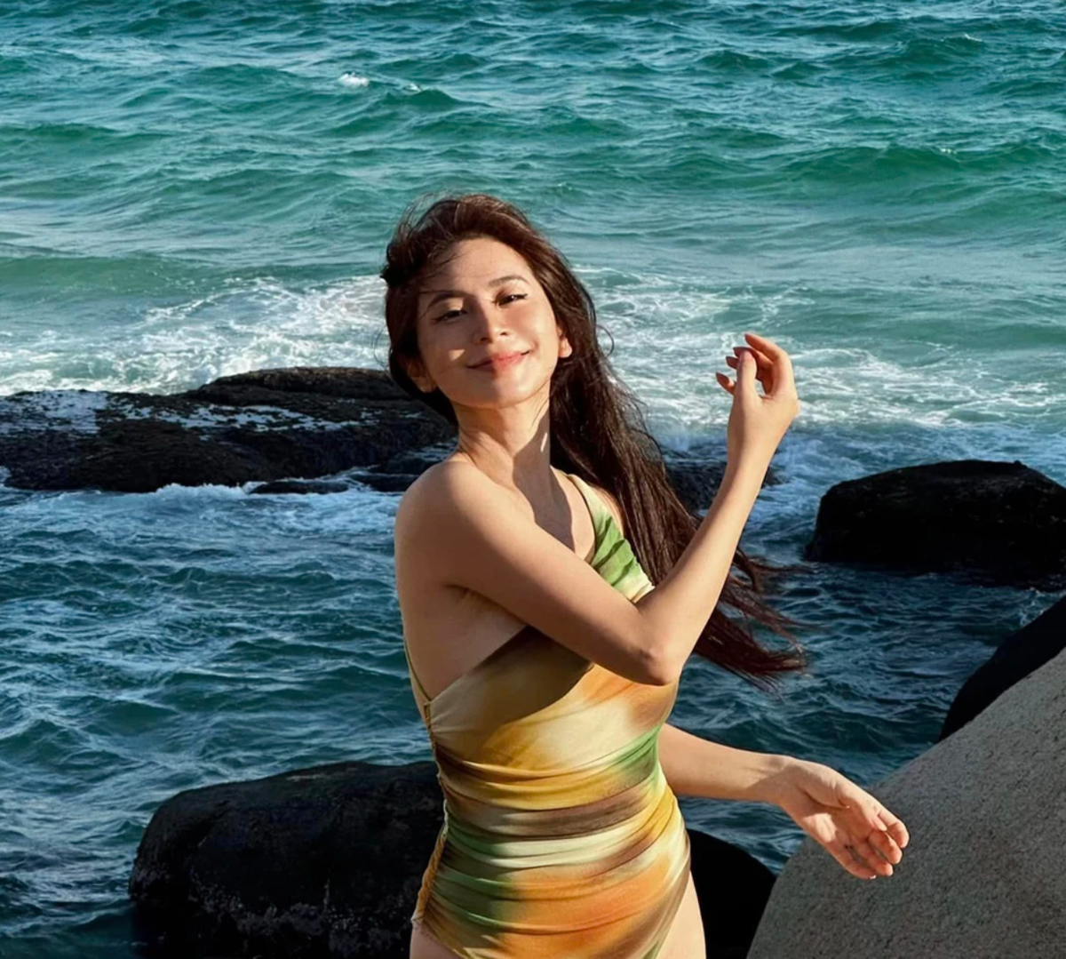 Cô được khen ngày càng nhuận sắc, vẻ đẹp ngọt ngào năm xưa giờ thay bằng nét đằm thắm, sang trọng.