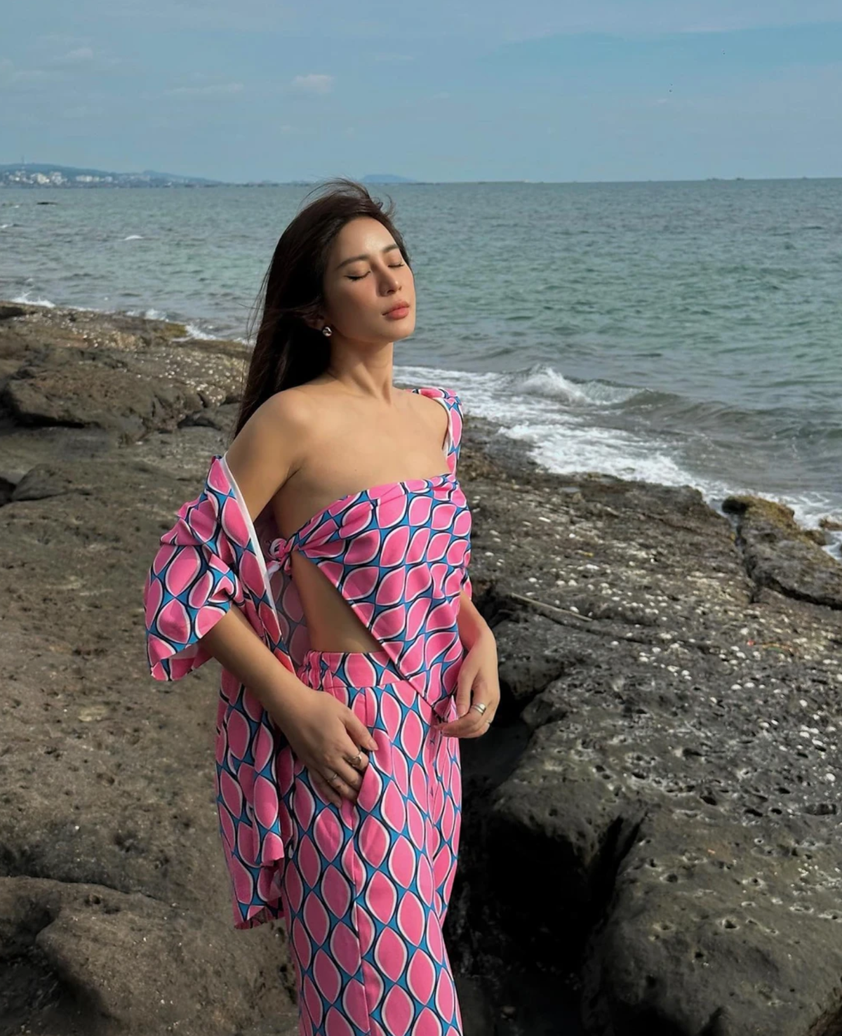 Cô tự tin diện những bộ bikini 2 mảnh khoe vóc dáng nóng bỏng.