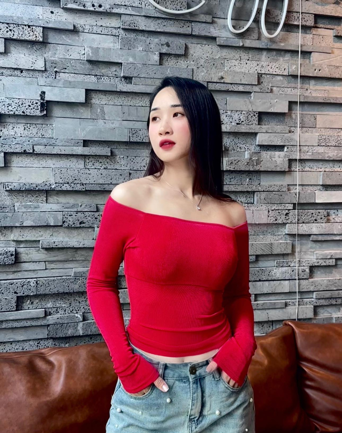 Cô nổi tiếng với gương mặt khả ái, body đẹp như tượng tạc cùng gu thời trang trẻ trung, hiện đại.