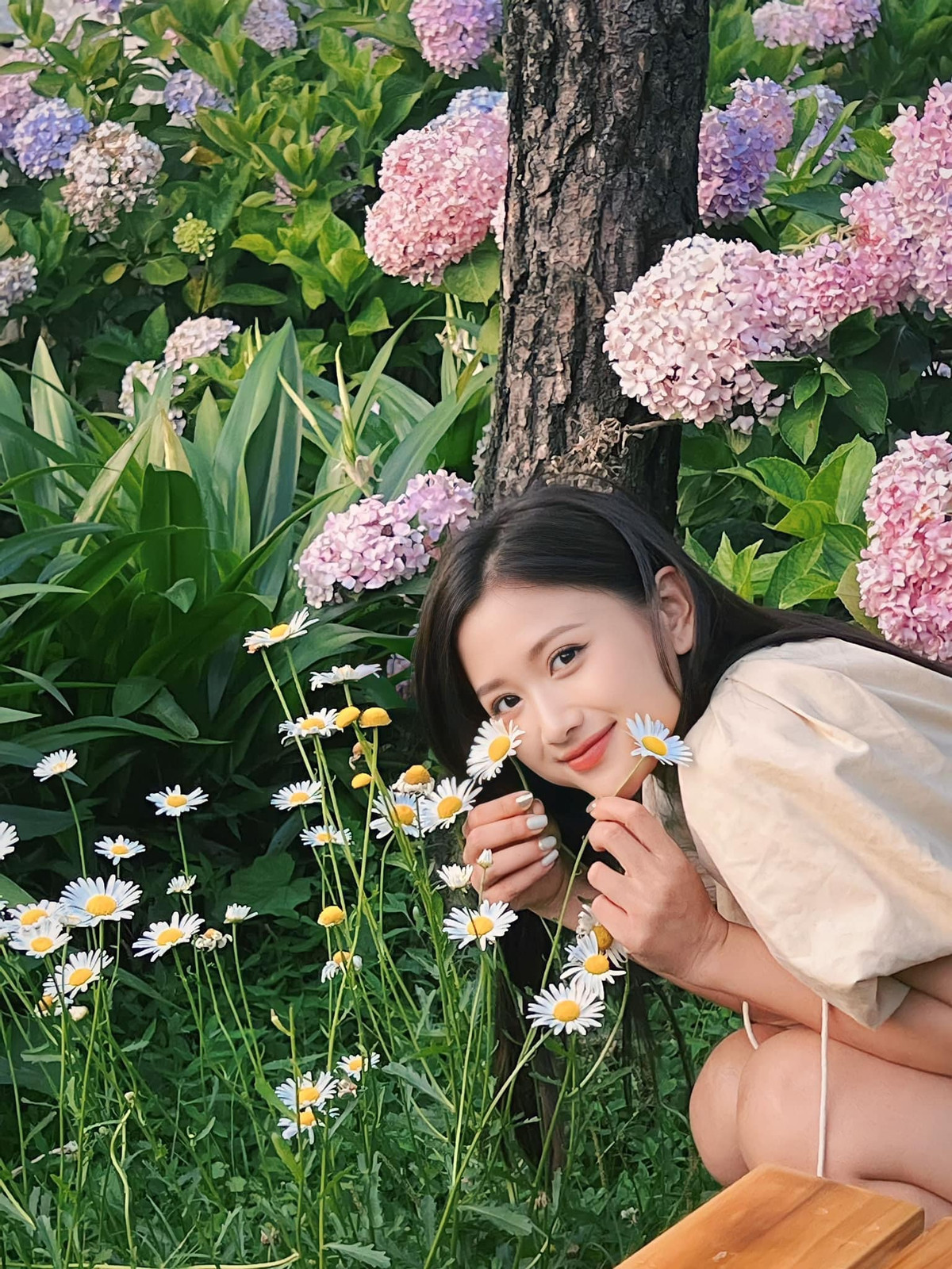 Cô được cộng đồng mạng nhận xét có gương mặt ưa nhìn. Cô thường xuyên đăng những bức ảnh khoe vẻ dịu dàng.