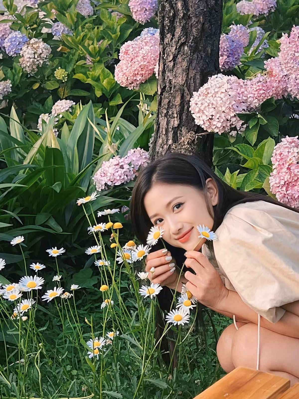 Cô được cộng đồng mạng nhận xét có gương mặt ưa nhìn. Cô thường xuyên đăng những bức ảnh khoe vẻ dịu dàng.